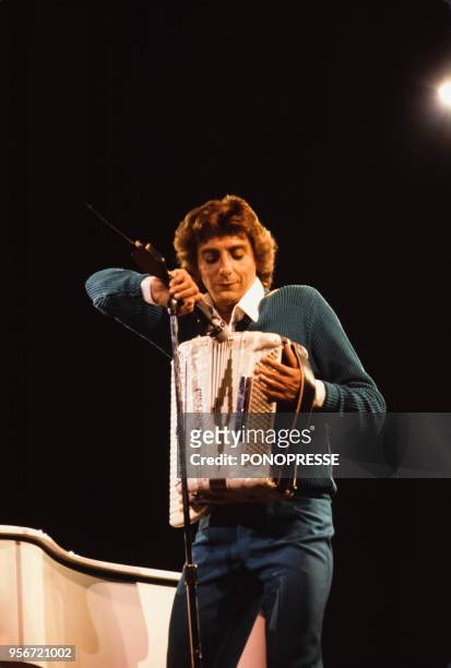 Le chanteur américain Barry Manilow en concert en décembre 1981 à Montréal, Canada.