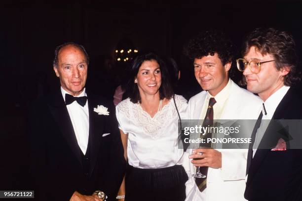 Ancien Premier ministre canadien Pierre Elliott Trudeau avec le chanteur Robert Charlebois et son épouse Laurence le 10 juillet 1986 à Montréal,...