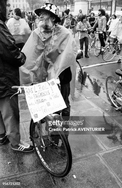 Le pacifiste Mouna Aguigui lors de la journée du vélo le 9 mai 1982 à Paris, France.