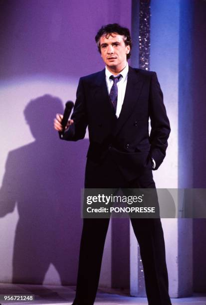 Michel Sardou chante à la télévision canadienne le 8 mai 1985 à Montréal, Canada.