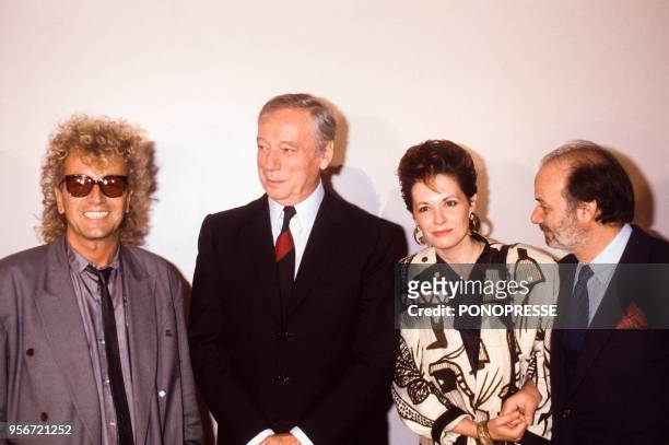 Yves Montand entouré de Luc Plamondon, Fabienne Thibeault et Claude Berri lors d'une première en octobre 1986 à Montréal, Canada.