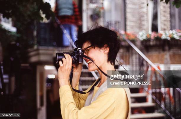 Caroline Tresca prend des photos sur un plateau de télévision en septembre 1993 à Québec, Canada.