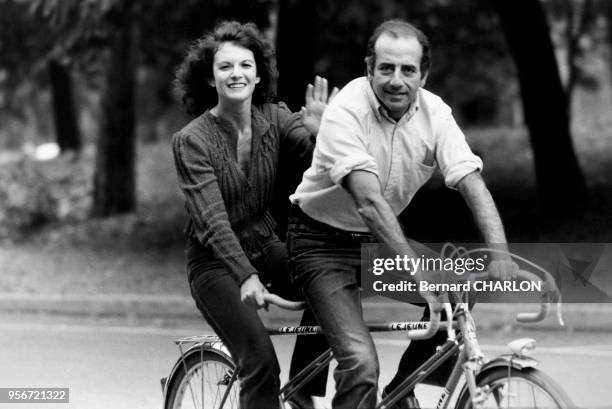 Jean-Pierre Elkabach et Nicole Avril sur un tandem à la campagne le 7 septembre 1982, France.