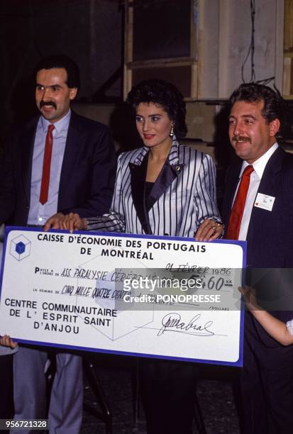 Linda de Suza remet un chèque à une association médicale lors d'une soirée de charité le 1er février 1986, Canada.