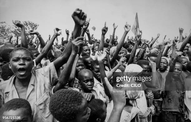 Population civile et membre de l'Unita lors d'un meeting pendant la guerre en Angola, à Gago Coutinho en janvier 1976, Angola.
