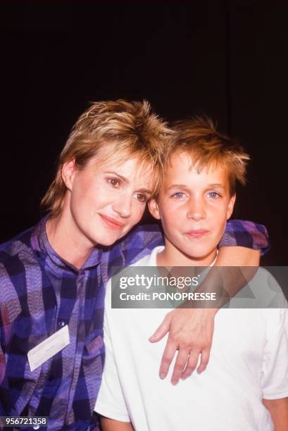 Actrice Miou-Miou avec le jeune François Méthé à Montréal le 3 août 1987 à Montréal, Canada.