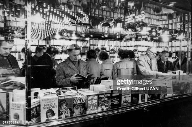 Clients à la Librairie du Drugstore Publicis sur les Champs-Elysées à Paris en 1974, France.