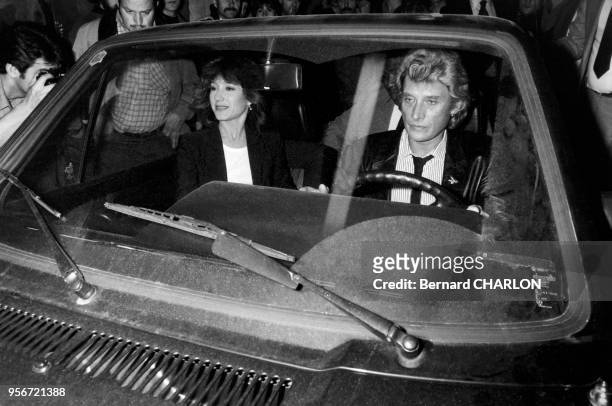 Johnny Hallyday et Nathalie Baye arrivent en voiture au Palais des Sports pour le dernier concert du chanteur le 11 novembre 1982, Paris, France.