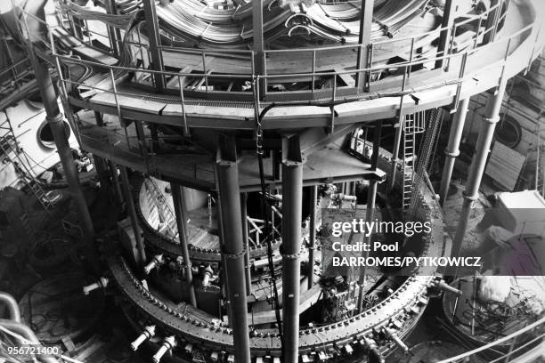 Bouchon du couvercle supportant les barres de commande dans la centrale nucléaire Superphénix de Creys-Malville dans les années 80, France. Circa...