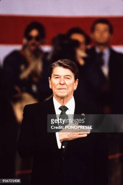 Le président américain Ronald Reagan la main droite sur le coeur lors de sa visite officielle en mars 1985 à Québec, Canada.
