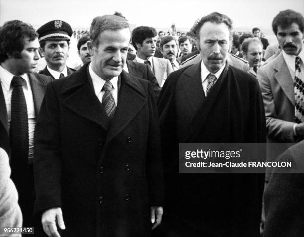 Le président algérien Houari Boumédiène accueille le président syrien Hafez el-Assad lors d'un sommet arabe à Alger le 1er février 1978, Algérie.