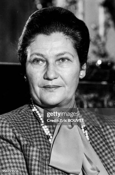 Portrait de Simone Veil lors d'un déjeuner avec la presse anglo-américaine à la maison des Polytechniciens le 5 avril 1984 à Paris, France.