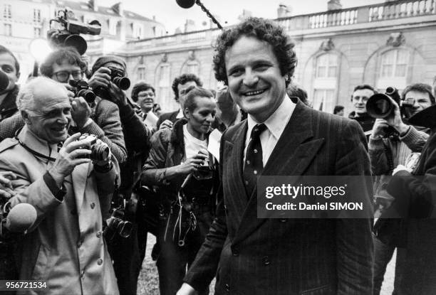 Portrait de Jean-Pierre COT, ministre de la Coopération, sortant du conseil des ministres entouré de journalistes le 8 décembre 1982 à Paris, France.