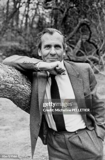 Portrait de l'écrivain Jean d'Ormesson posant dans le parc de la Vallée-aux-Loups, ancienne demeure de Chateaubriand, en avril 1982 à...