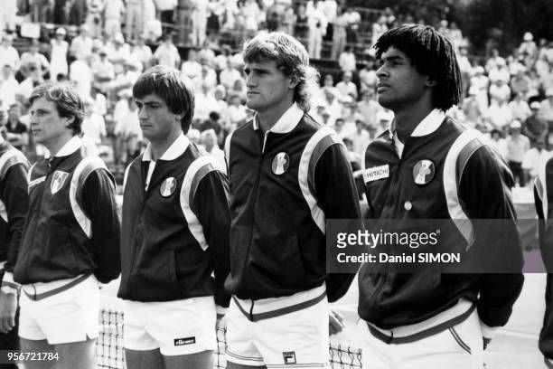 Thierry Tulasne, Henri Leconte ,Gilles Moretton et Yanick Noah avant le finale de la Coupe Davis à Aix-en-Provence le 3 octobre 1982, France.