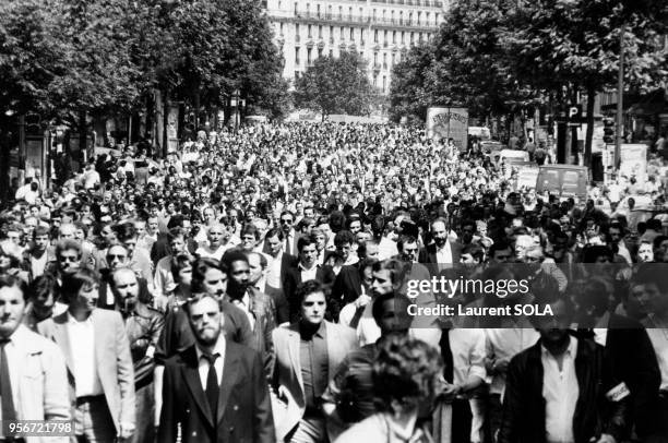 Manifestation de policiers sur le lieu ou ont été abattus deux policiers avenue Trudaine, Paris le 3 juin 1983, France.