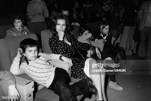 Portrait de l'actrice italienne Sophia Loren et de son fils en août 1984.