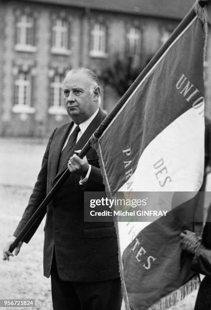 Portrait de Michel Poniatowski lors d'une cérémonie d'hommage aux parachutistes le 10 décembre 1977 à L'Isle-Adam, France.