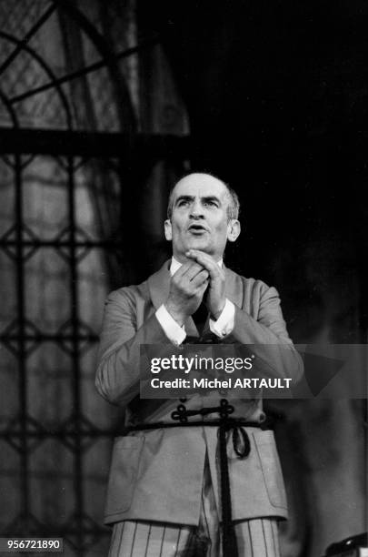 Portrait du comédien Louis de Funès dans 'La Valse des Toréadors' au Théâtre des Champs-Elysées en octobre 1973 à Paris, France.