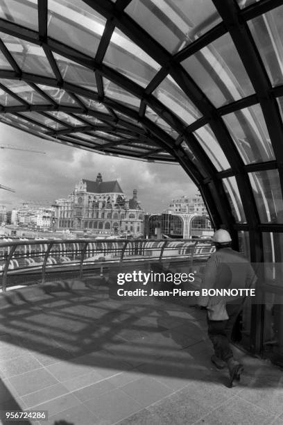 Vue du Forum des Halles lors de travaux de rénovation en mars 1983, Paris, France.