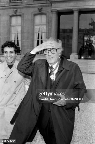 Federico Fellini quitte le Palais de l'Elysée après avoir reçu la Cravate de Commandeur de la Légion D'honneur à Paris le 9 mai 1984, France.