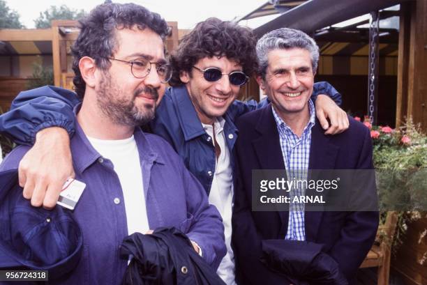 Pierre Boujenah, Patrick Bruel et Claude Lelouch lors du tournoi de Roland-Garros à Paris en juin 1996, France.