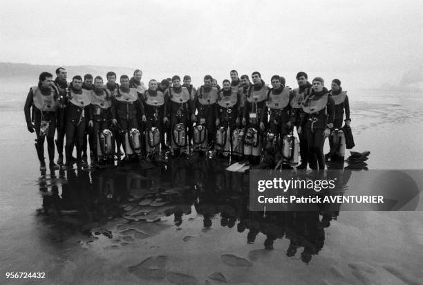 Plongeurs du Groupe d'Intervention de la Gendarmerie Nationale à l'entrainement en hiver dans le lac gelé de Malbuisson en janvier 1985, France.