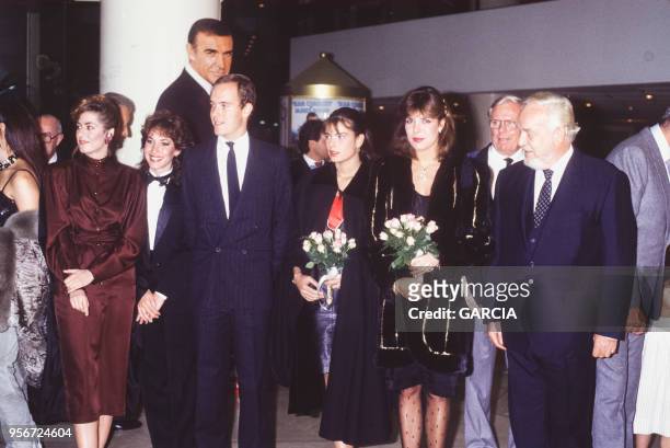 Albert, Caroline, Stéphanie et le Prince Rainier de Monaco lors d'une soirée James Bond à Monte-Carlo dans les années 1980, Monaco. CIRCA 1980.