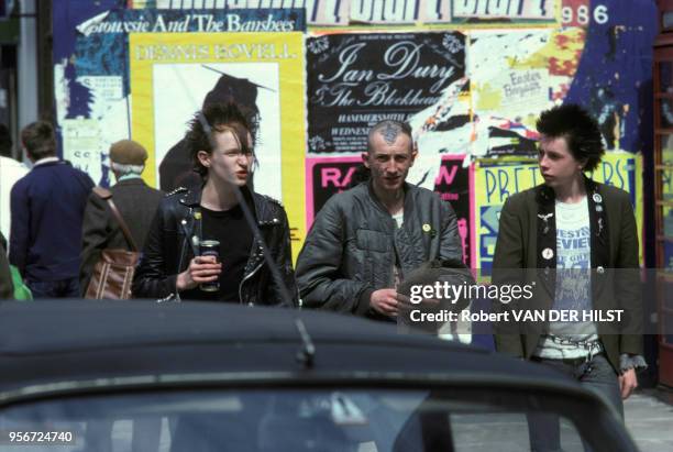 Jeunes hommes punks en août 1981 à Londres au Royaume-Uni.