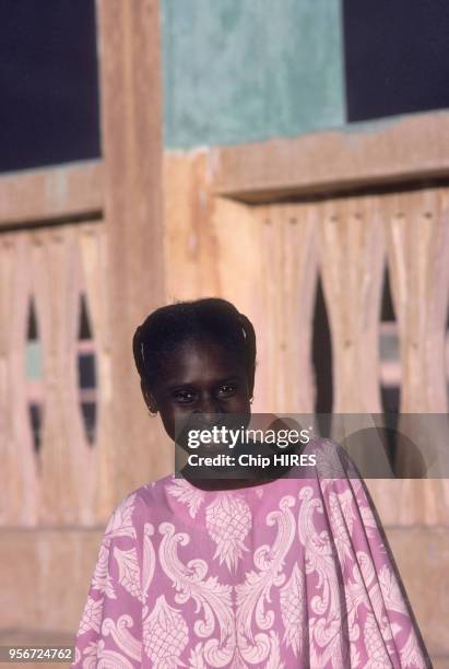 Jeune femme souriante en janvier 1981 à Gao, Mali.