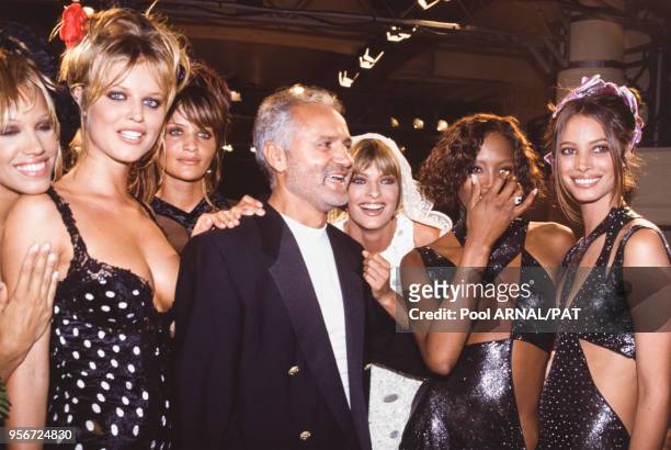 Gianni Versace en compagnie des mannequins Eva Herzigova, Helena Christensen, Linda Evangelista, Naomi Campbell et Christy Turlington lors d'un...