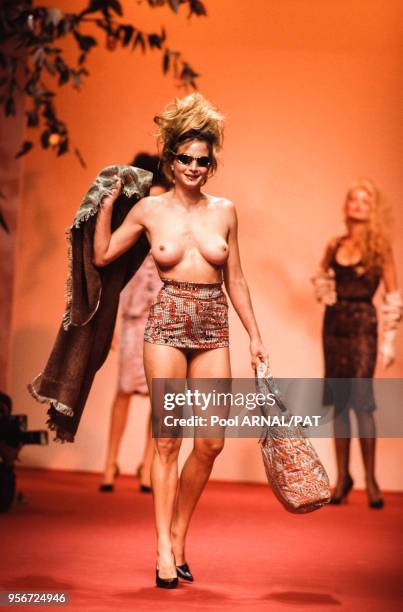 Rachel Williams au défilé Vivienne Westwood, Prêt-à-Porter, Collection Printemps-été 1997 à Paris en octobre 1996, France.