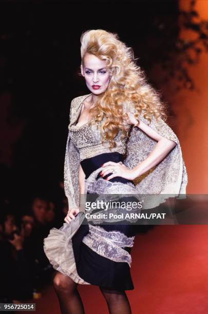 Jerry Hall au défilé Vivienne Westwood, Prêt-à-Porter, Collection Printemps-été 1997 à Paris en octobre 1996, France.