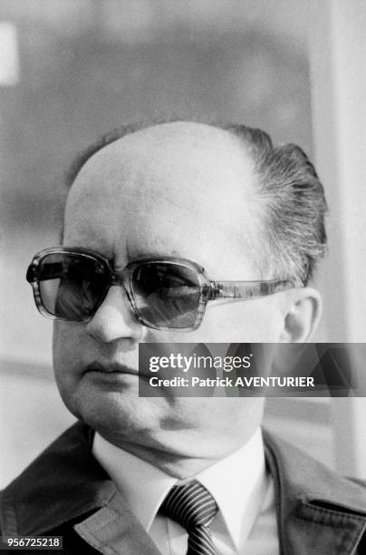 Le chef d'état polonais Wojciech Jaruzelski lors d'une promenade en bateau-mouche sur la seine à Paris le 4 décembre 1985, France.