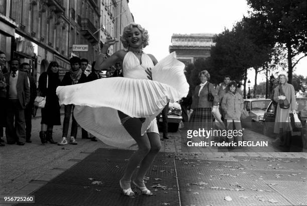 Sosie de Marilyn Monroe pour le lancement d'un parfum portant le nom de la star, Paris le 6 novembre 1985.