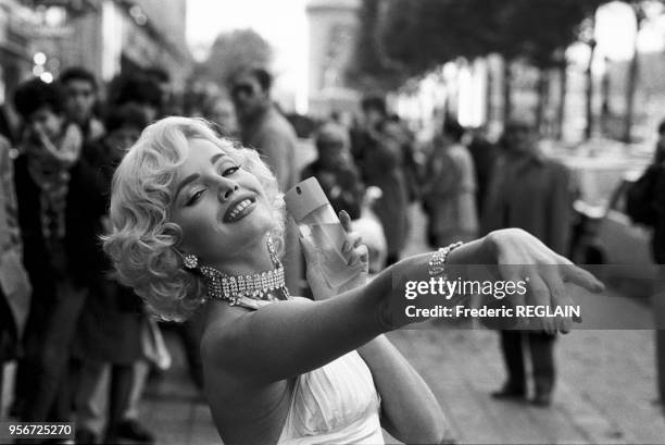 Sosie de Marilyn Monroe pour le lancement d'un parfum portant le nom de la star, Paris le 6 novembre 1985.
