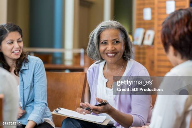 profesor de la universidad femenina senior enseña en ambiente informal - lecturer fotografías e imágenes de stock