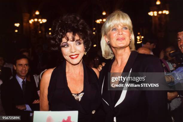 Joan Collins et Linda Evans lors défilé de Christian Lacroix, Haute-Couture, collection Automne-Hiver 95-96 à Paris en juillet 1995, France.