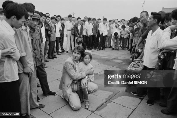 Daniel Guichard visite la Cité Interdite à Pékin le 8 spetembre 1983, Chine.