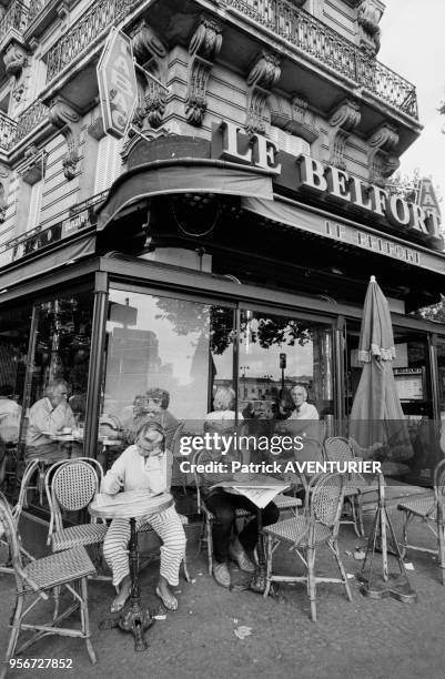 Une femme et un homme lisent les petites annonces à la recherche d'un emploi à Paris en septembre 1985, France.