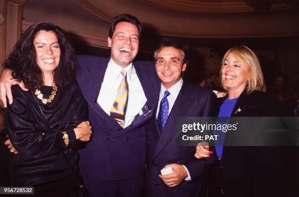 Michel Leeb avec son amie Béatrice et Michel Sardou avec son épouse Babette lors d'une soirée en septembre 1991 à Paris, France.