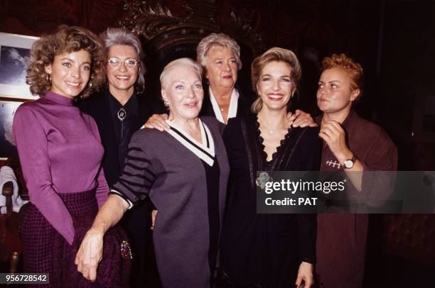 Line Renaud au centre entourée de Grace de Capitani, Catherine Lara, Jacqueline Maillan, Véronique Jannot et Muriel Robin lors d'une soirée en...