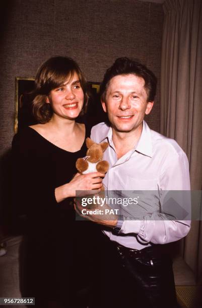 Roman Polanski dans sa loge avec son épouse Emmanuelle Seigner en janvier 1988 à Paris, France.