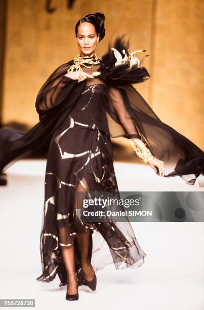 Défilé Hanae Mori, Haute Couture, collection Automne-Hiver 1994-95 à Paris en juillet 1994, France.