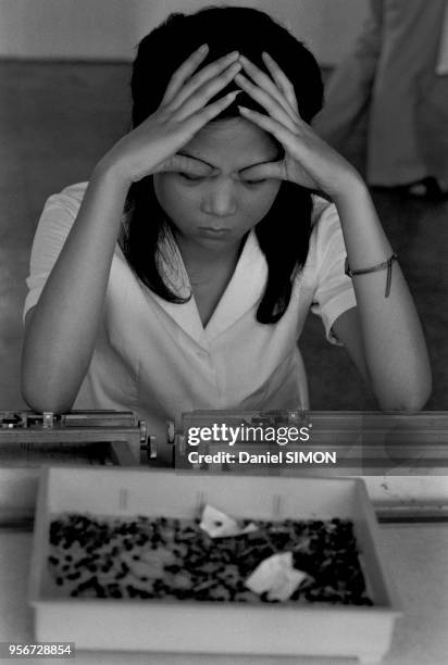 Une jeune femme lors d'un scéance de relaxation dans un atelier à Pékin en octobre 1983, Chine.