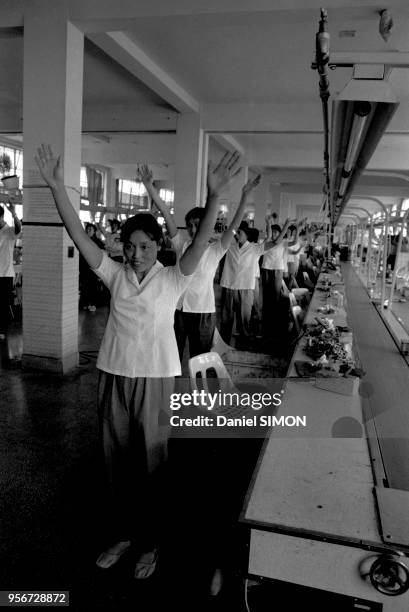 Scéance de gymnastique dans un atelier à Pékin en octobre 1983, Chine.