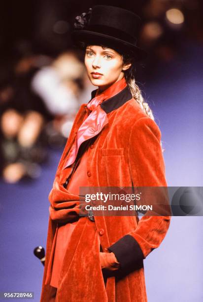 Portrait du mannequin Heather Stewart-Whyte portant une création du couturier Michel Klein lors du défilé de prêt-à-porter le 4 mars 1994 à Paris,...