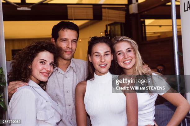 Les acteurs de la série télévisée 'Classe mannequin' Christine Lemler, Olivier Carreras, Vanessa Demouy et Cachou le 2 juin 1994 à Paris, France.
