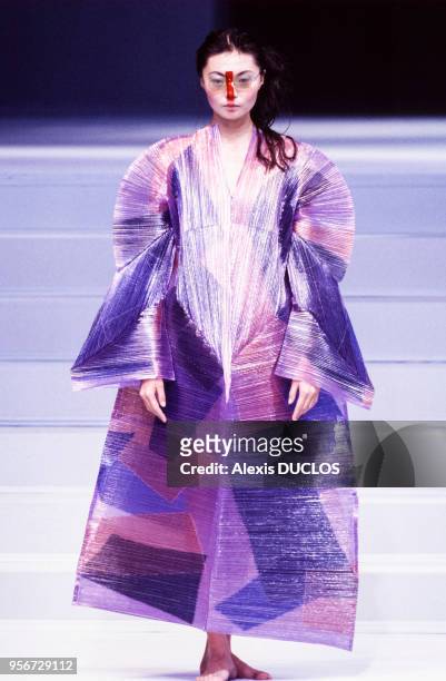 Le top model Irina Pantaeva lors du défilé Issey Miyake, collection Prêt-à-Porter Printemps-Eté 1995 en octobre 1994 à Paris, France.