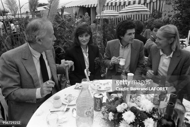 Jacques Chancel, Evelyne Bouix et Claude lelouch lors du Trophée Lancôme à Saint-Nom-la-Bretèche le 2 octobre 1983, France.